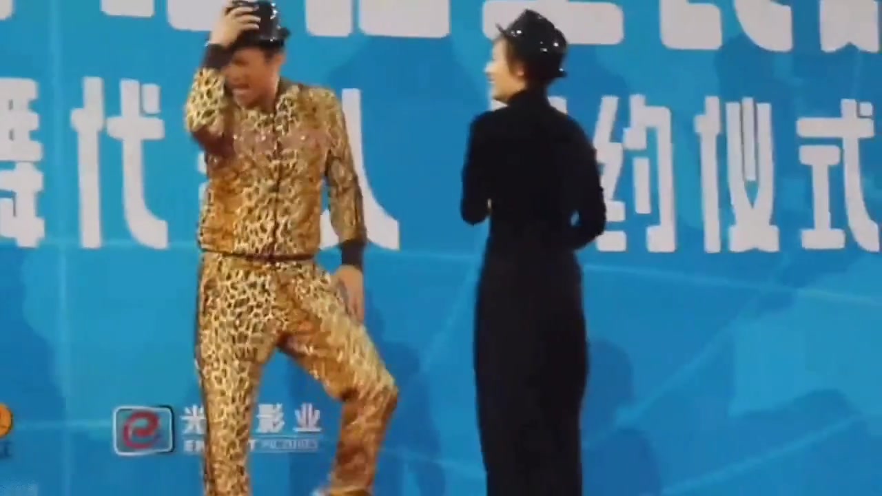 超哥你收敛一点，给老婆整尴尬了！孙俪：就不该带他出门