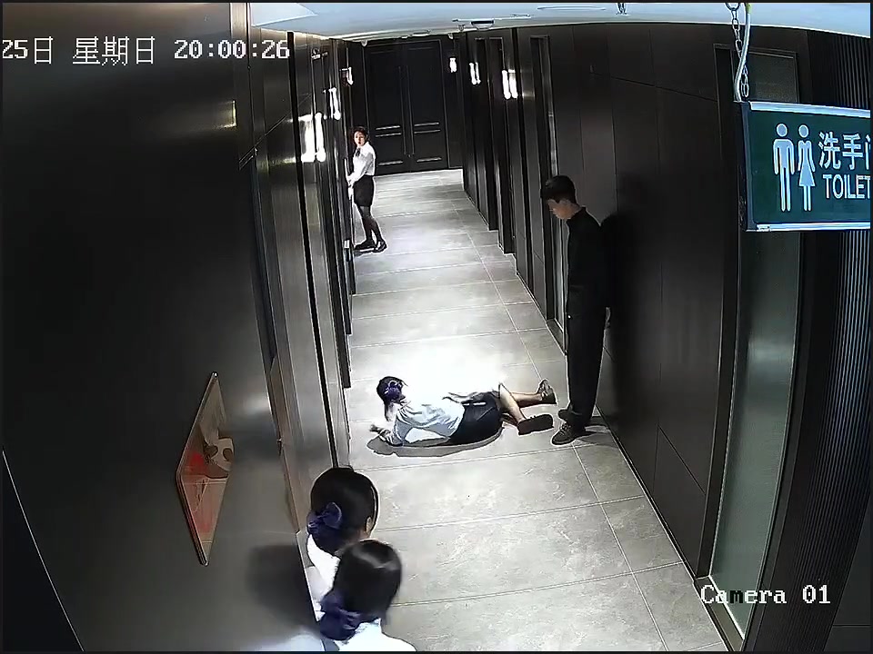 偷鸡不成蚀把米！小姐姐尴尬的让我想笑