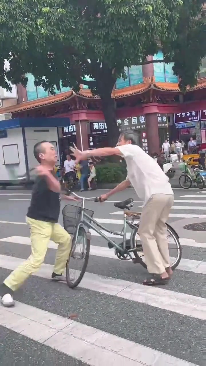 不要命了什么事非要到马路中间闹