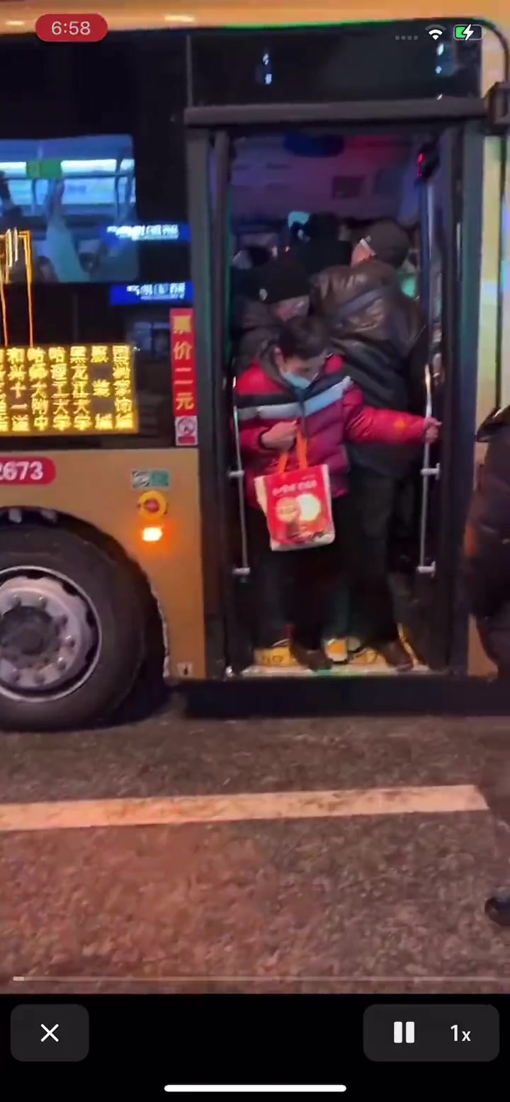 挤得大哥都爆粗口了！