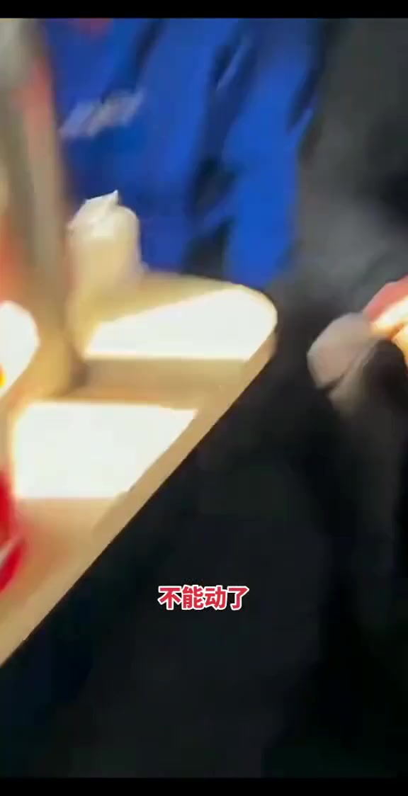 男子车上脱鞋不说，还翘到女子座位上！