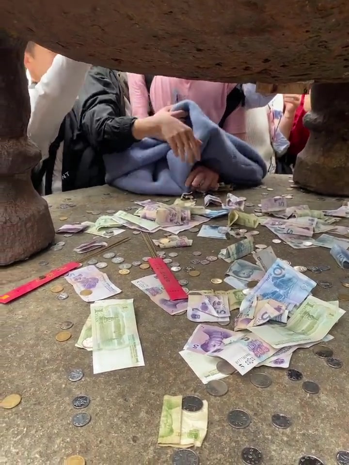 别人去寺庙祈福，他去寺庙里搞钱！