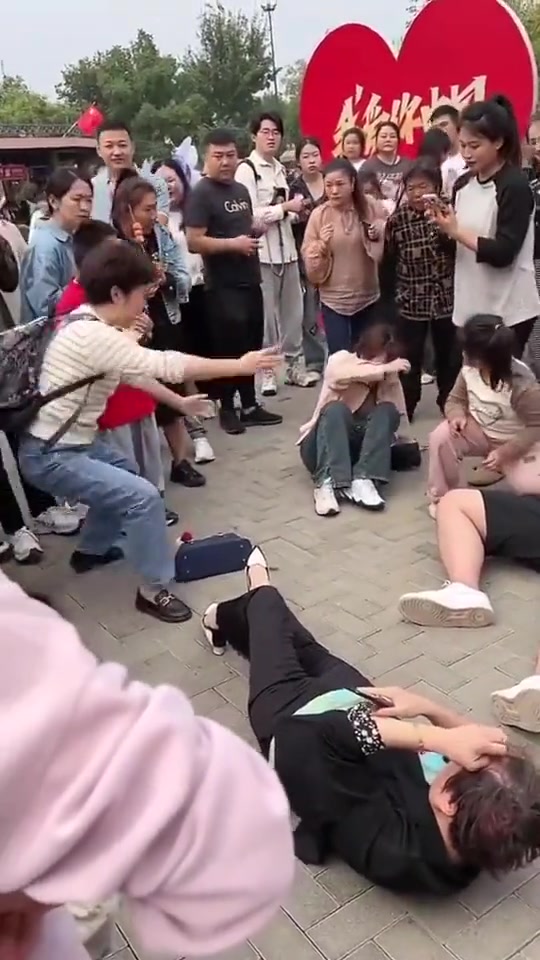 一招一个碰瓷躺，大爷更离谱，直接来个罗汉躺！