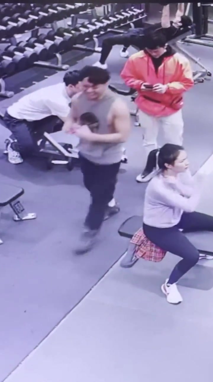 女子一个不小心，差点让男子断子绝孙！