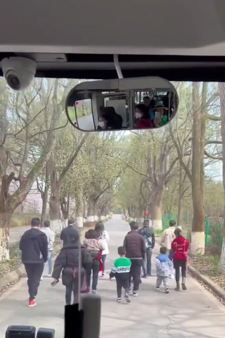 一群人占着道路就是不让车通行，司机也很无奈！