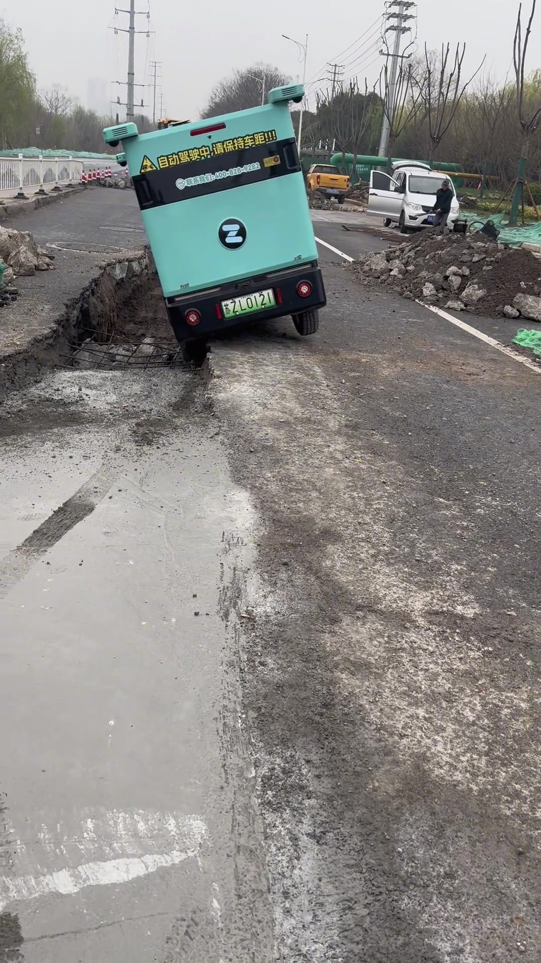 这智能驾驶还是不高级啊，连坑都识别不了