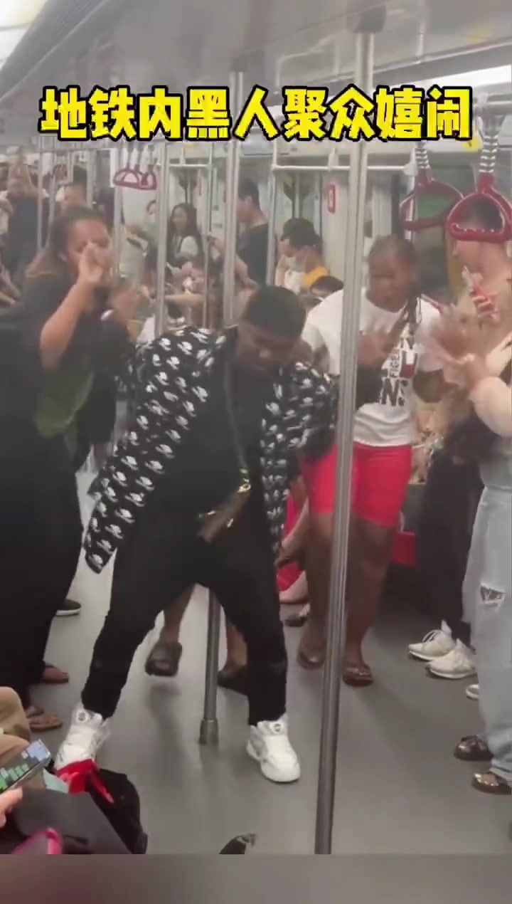 地铁上几个外国人一直在大声嬉闹！