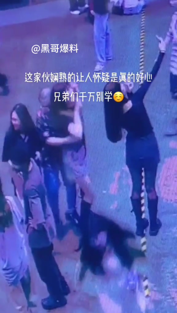 这明显是惯犯啊！男子撞女子后还不忘顺手抓一把！