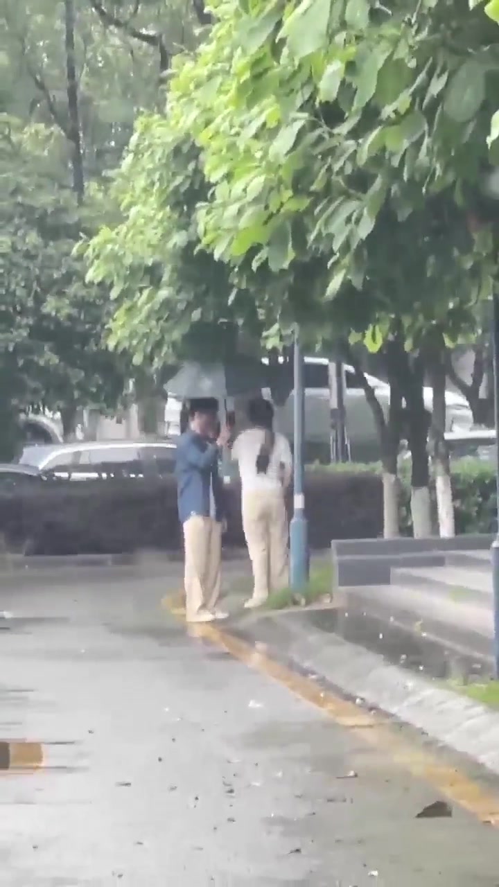 男子被抽17个耳光还想着给女孩撑伞！！！