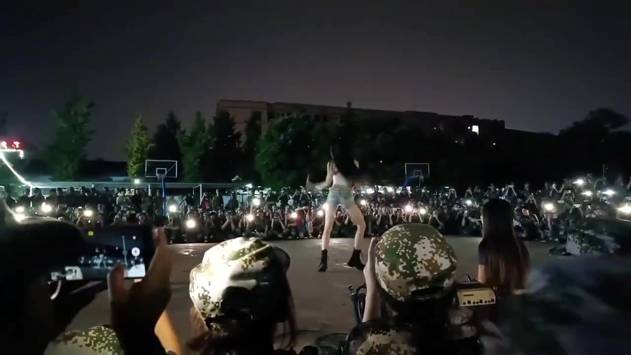 学姐晚上来操场，直接成为主角了！