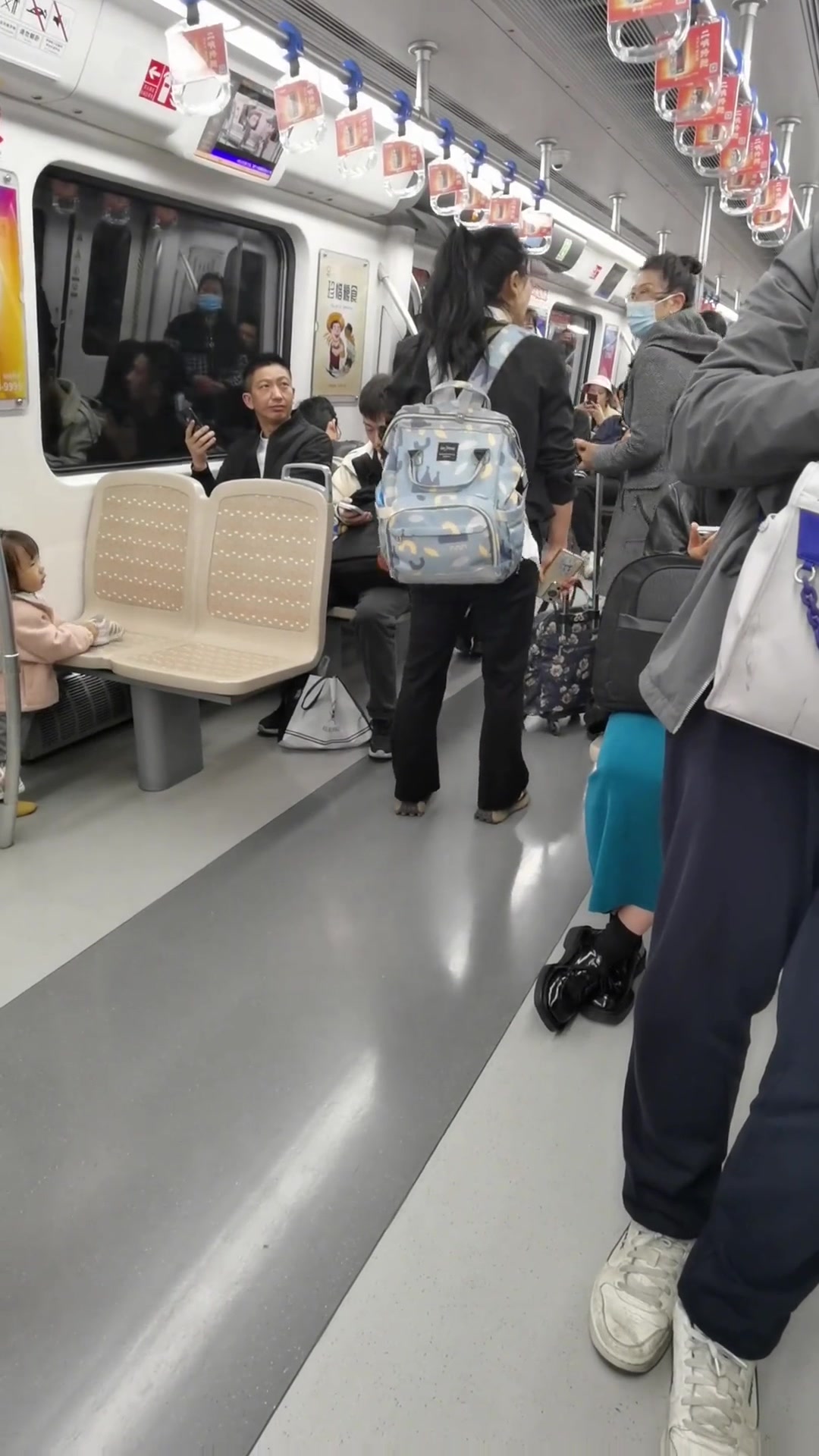 女子要求别人把孩子抱起来给自己让一个座位