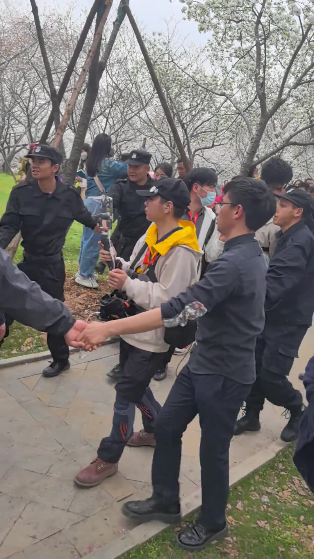 一个网红主播出门需要这样吗