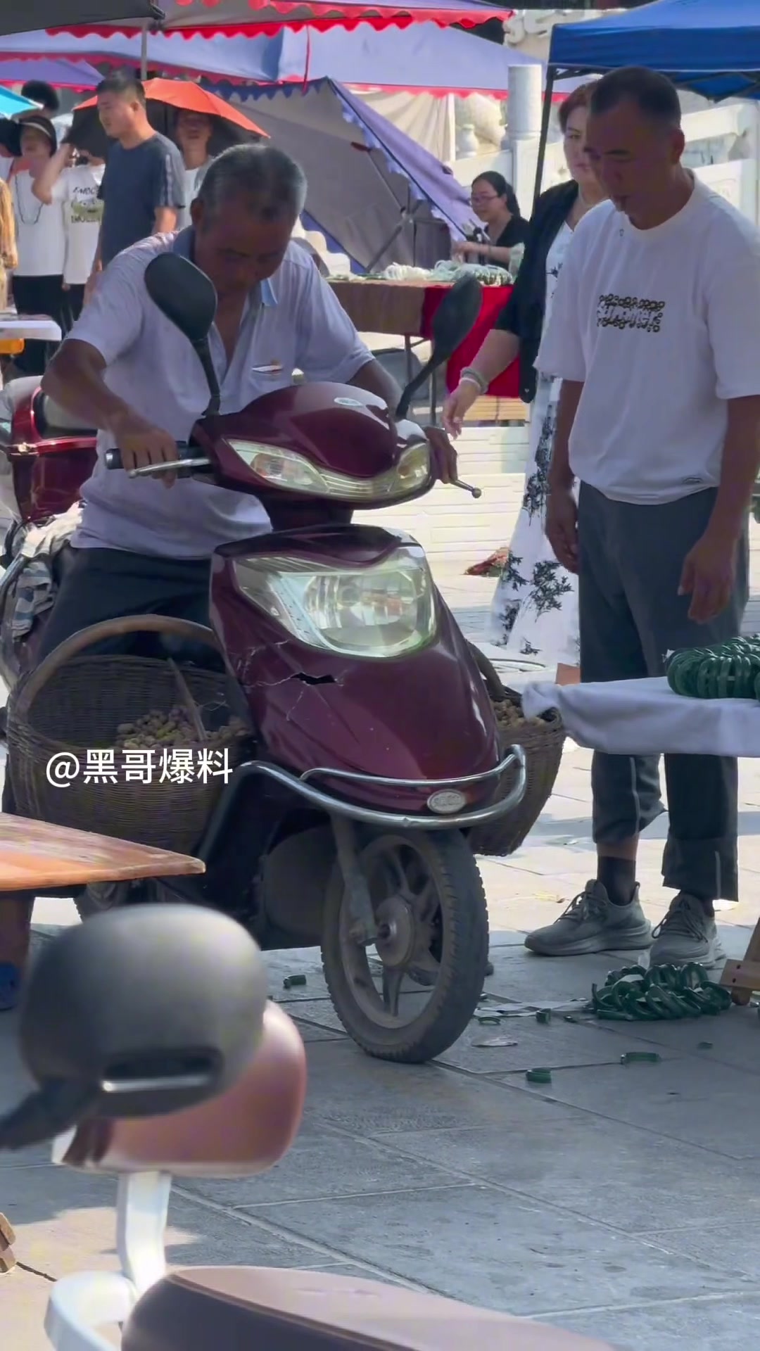 大爷把手镯撞碎了一地，大爷趁乱逃走被摊主追回来