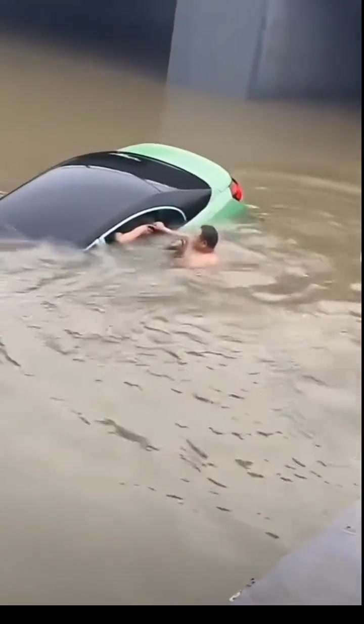 是怎么帮车开到水里的！还好有大哥救人！