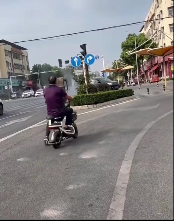 在哪个驾校报的名，请问一下多少钱