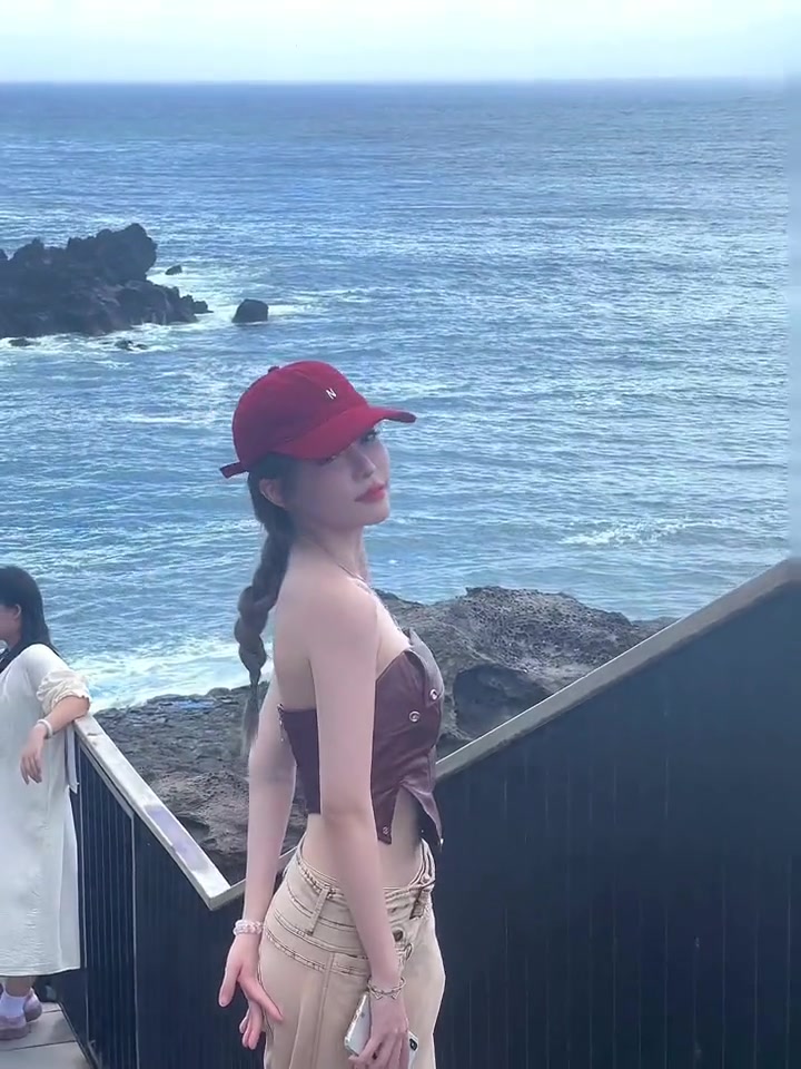 周淑怡海边皮衣抹胸，不说话的周姐还是可以的