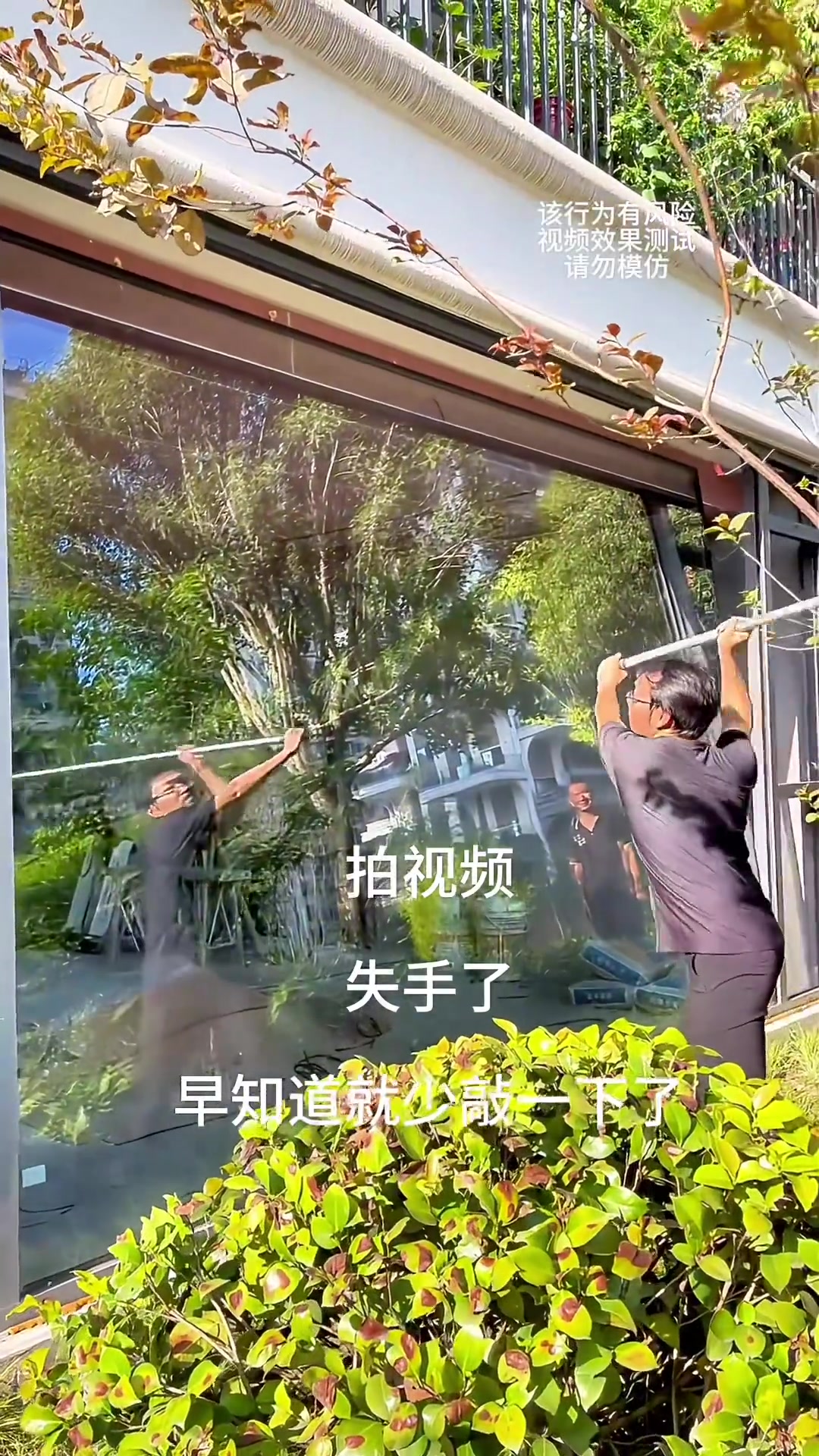 早知道不敲最后一下！商家测试玻璃强度，结果翻车，这下亏大了！