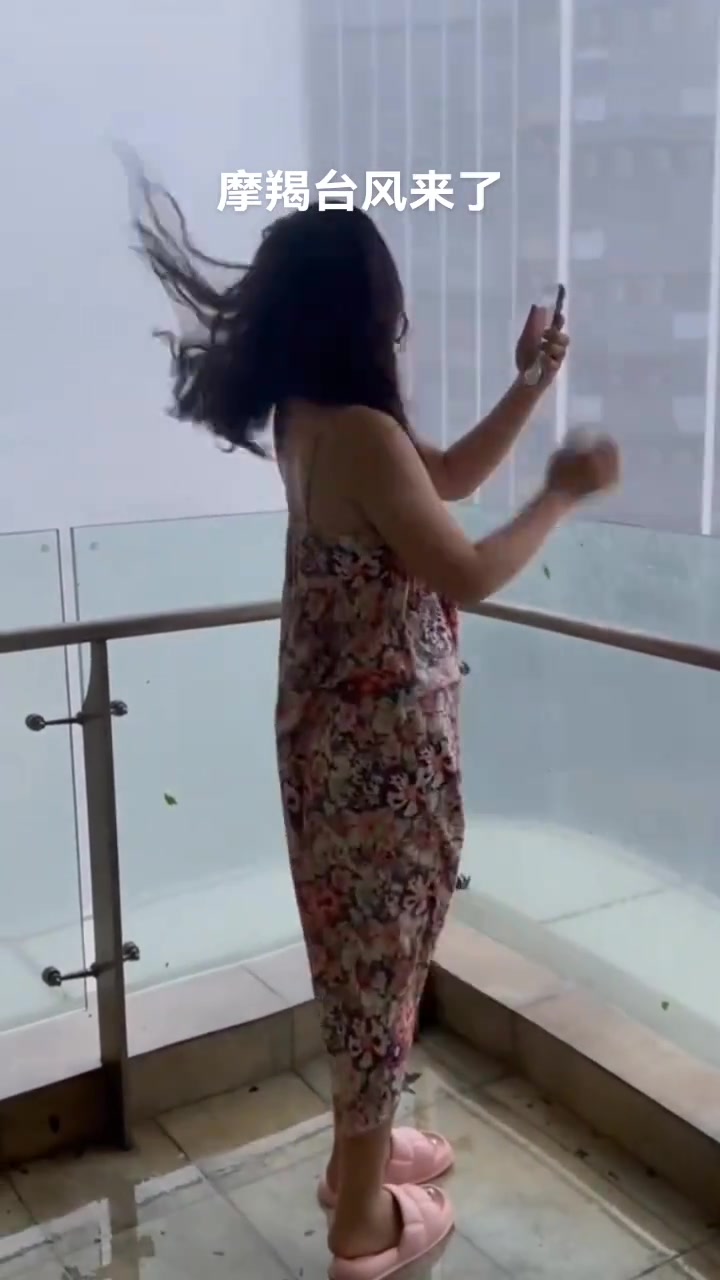 还在这里拍视频！小心台风把你吹走咯