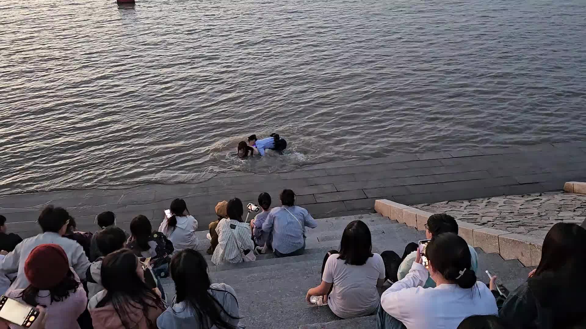 她是不小心滑进去的，还是自己跳下去的