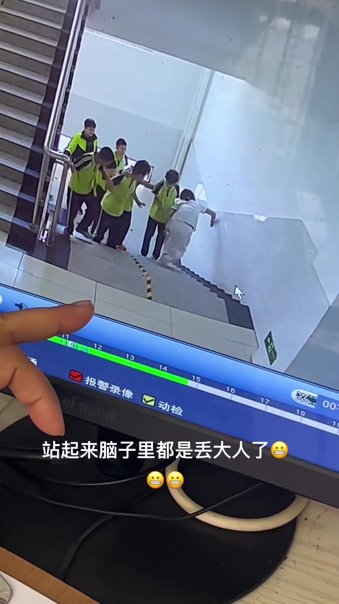 现在老师这么难当吗见了学生还得下跪