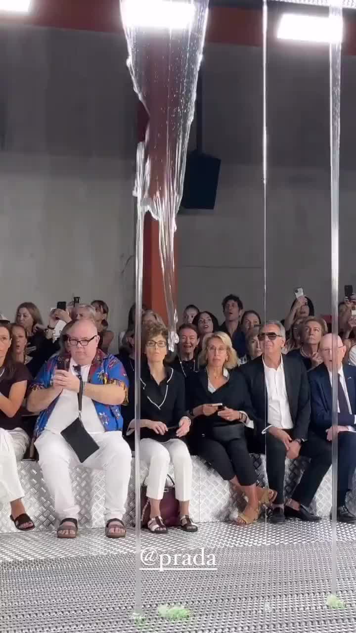 这秀场上面流下来的液体是啥这就是艺术吗！
