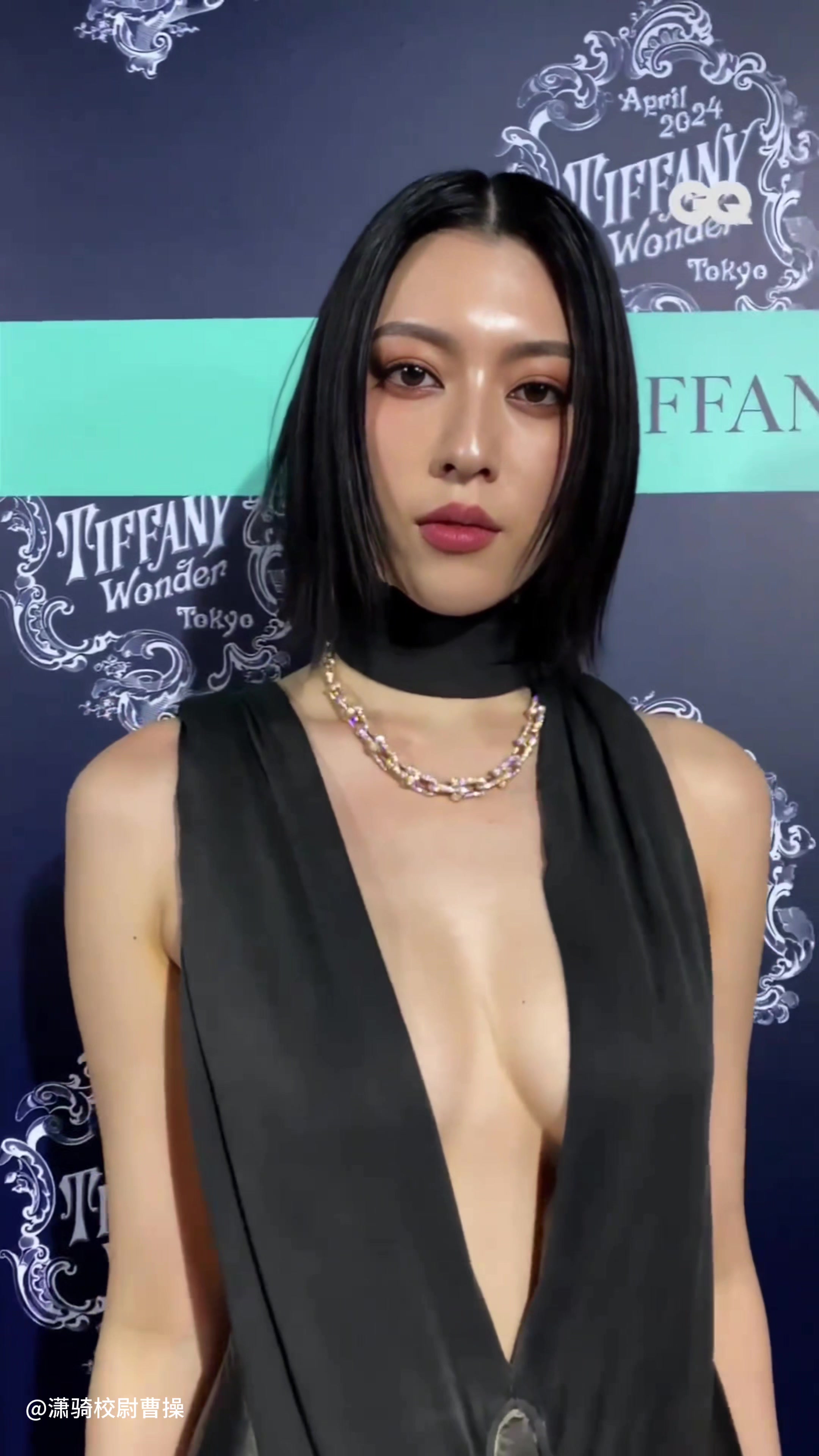 三吉彩花活动拍照环节，深V礼服大秀好身材