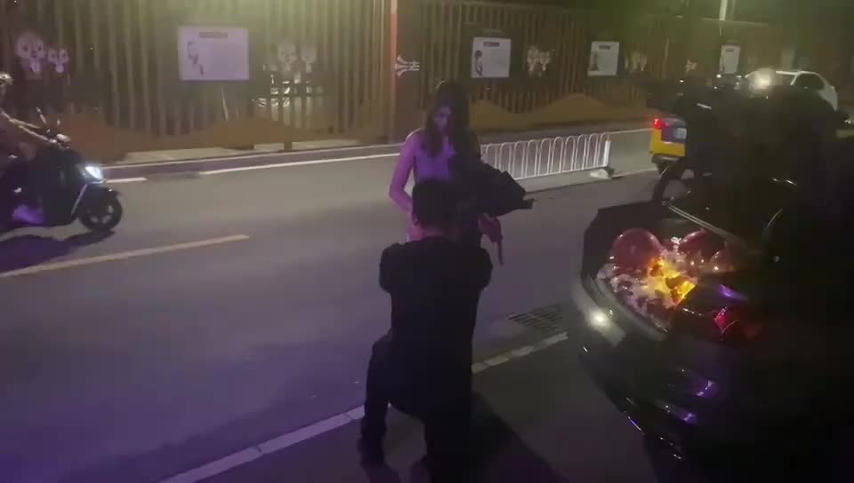 这小哥在后面直愣愣就撞上去了哈哈哈哈哈乐死我了