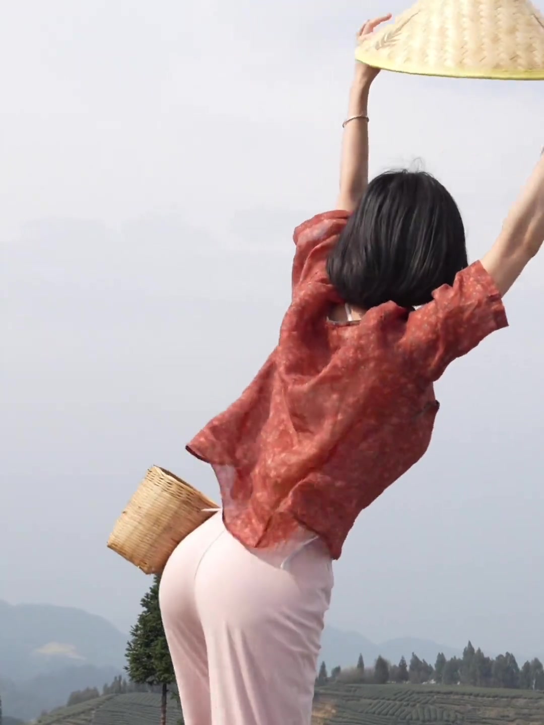 身材好看的女生，即便穿乡村服装都能轻松驾驭！