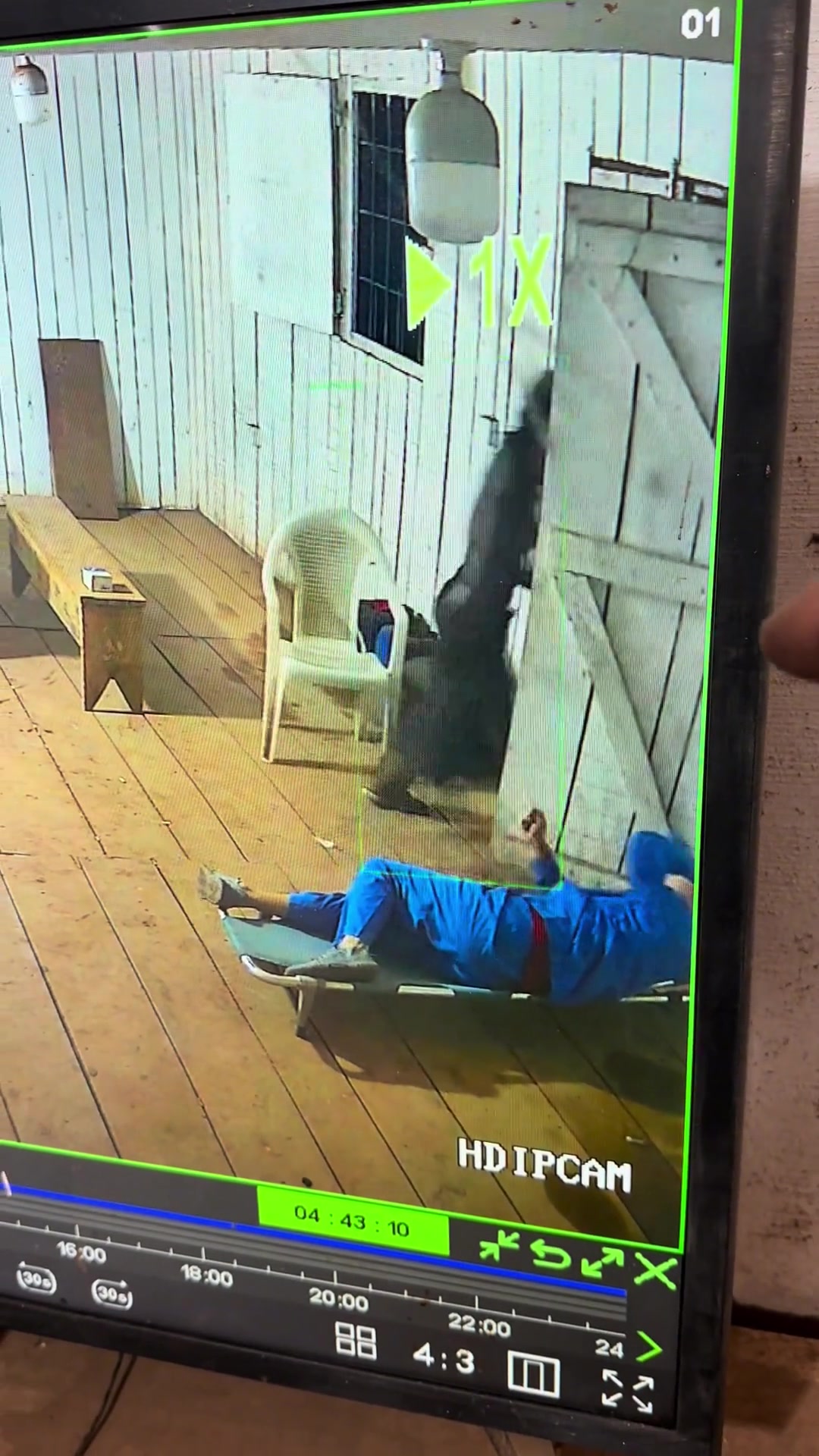 半夜出门你去追他你都看不着他