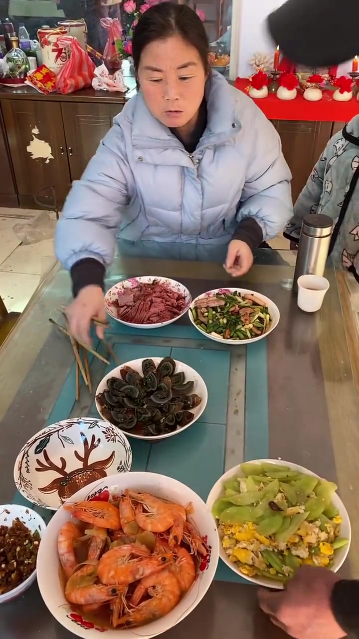 吃个饭在里面挑来挑去，一点都不知道尊重人！