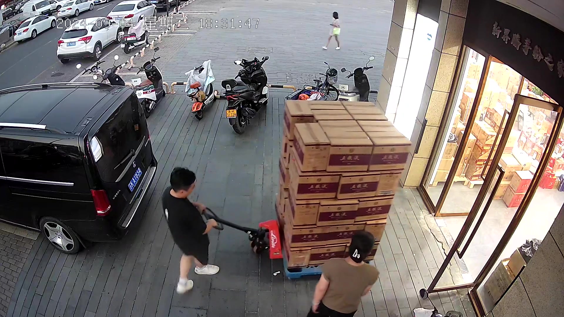 50箱五粮液从手推车上侧翻倒地幸好因为包装好，一瓶没碎