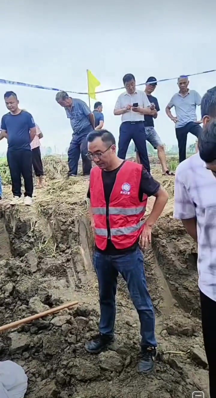 这个不敢抢！一村庄挖出大量古钱币，村民惊呼：一层又一层！