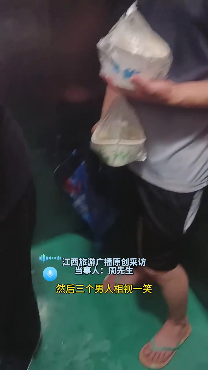 男子顶暴雨出门买早点，回来发现电梯里都是同道中人