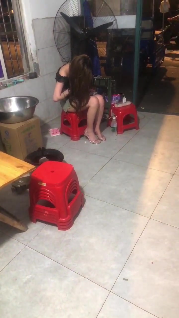 她大半夜只是借你家充个电，怎么还弄哭了呢...