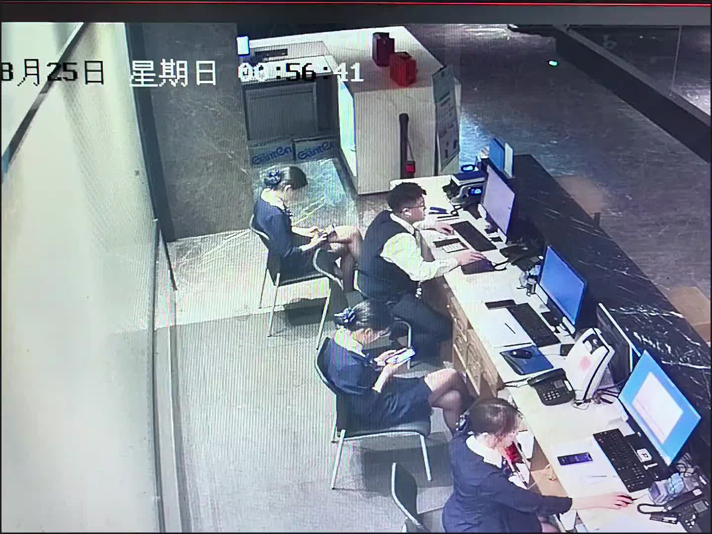 酒店前台的夜班，是不是都有点傻傻的...