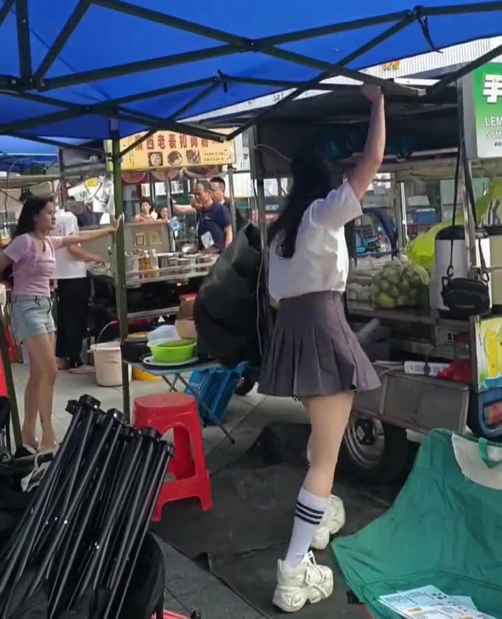 小姐姐摆个摊差点被台风吹走了！