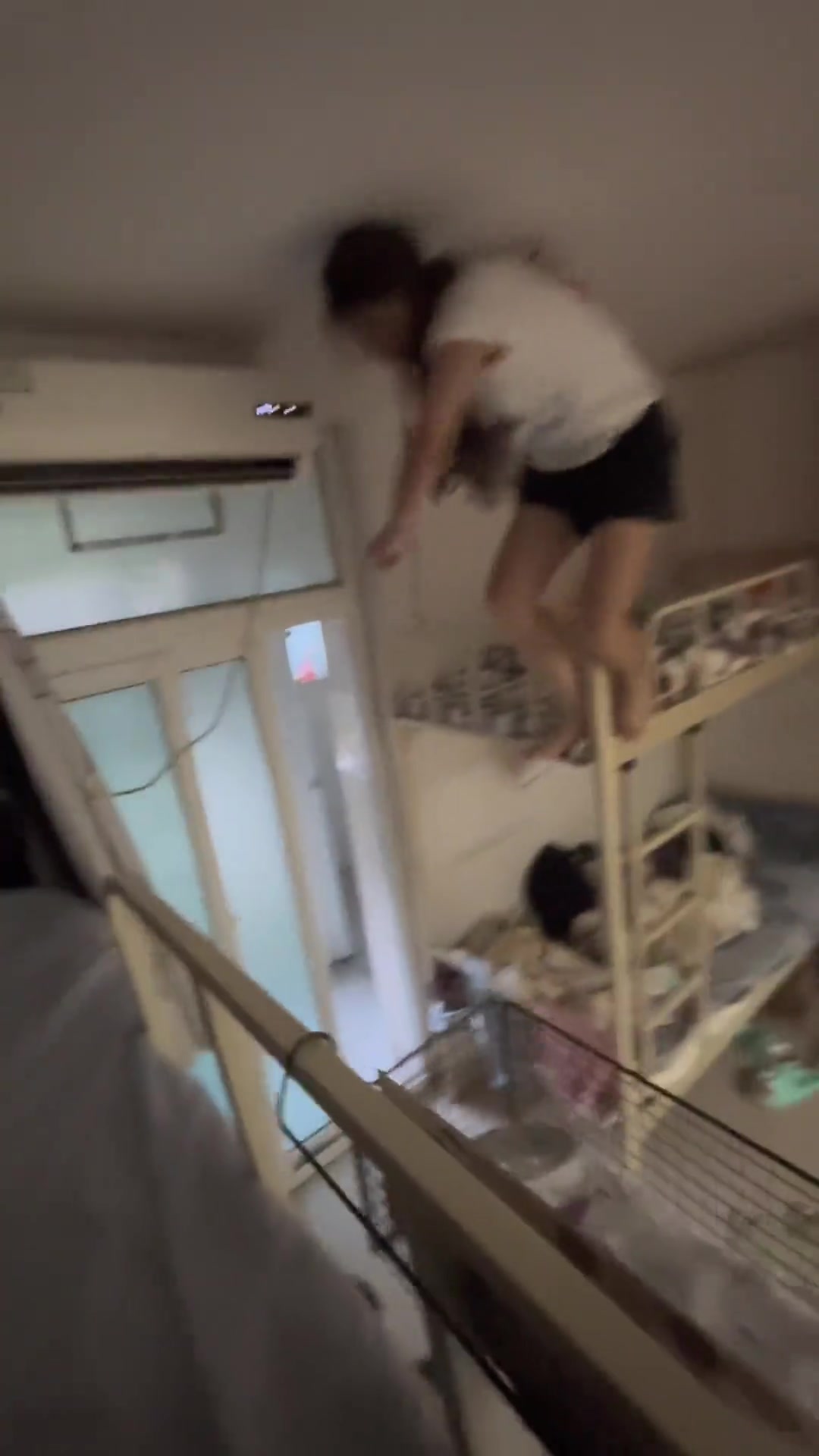 我的室友会飞檐走壁...