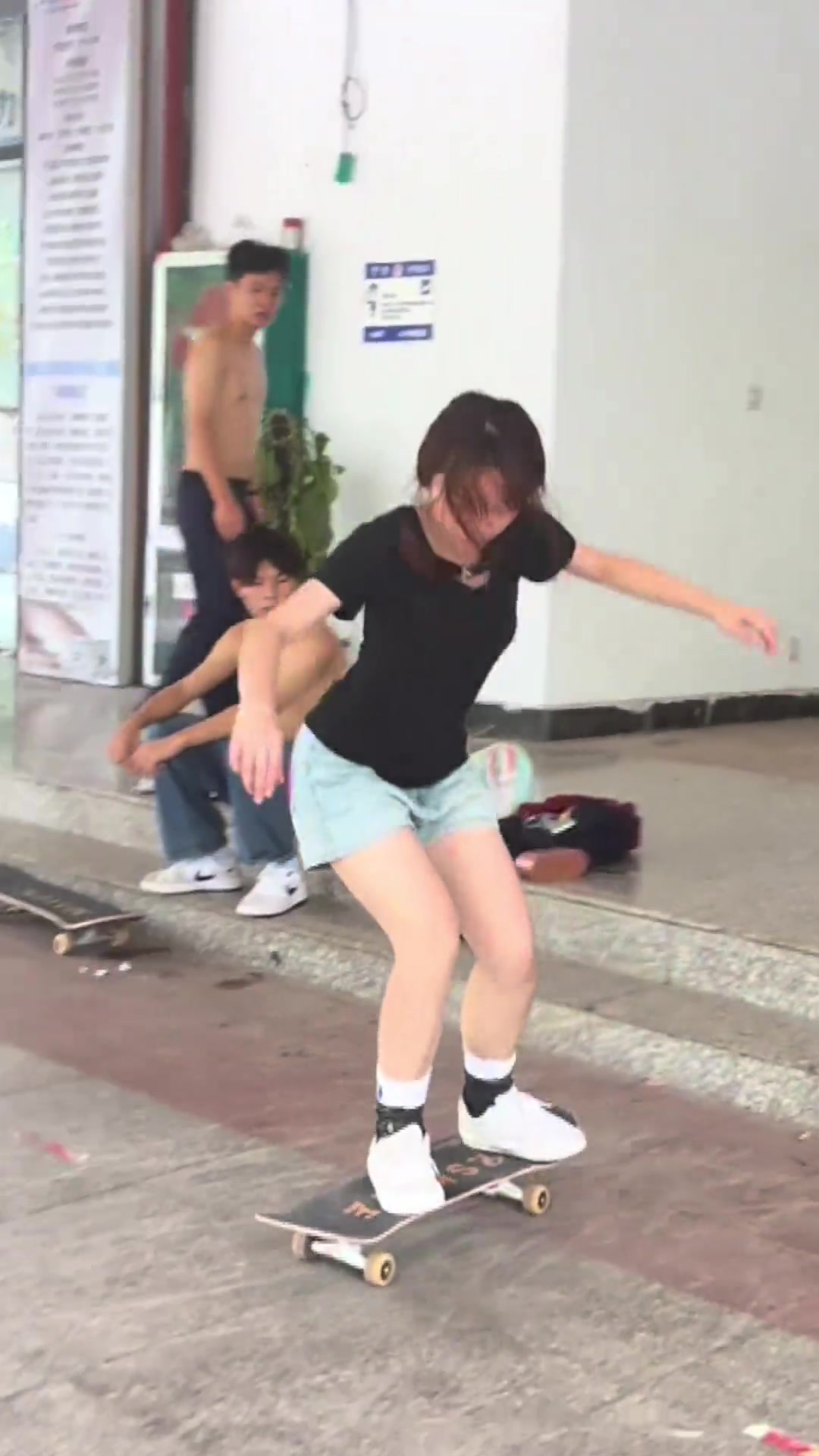 小姐姐，你需要一个会剪视频的朋友...