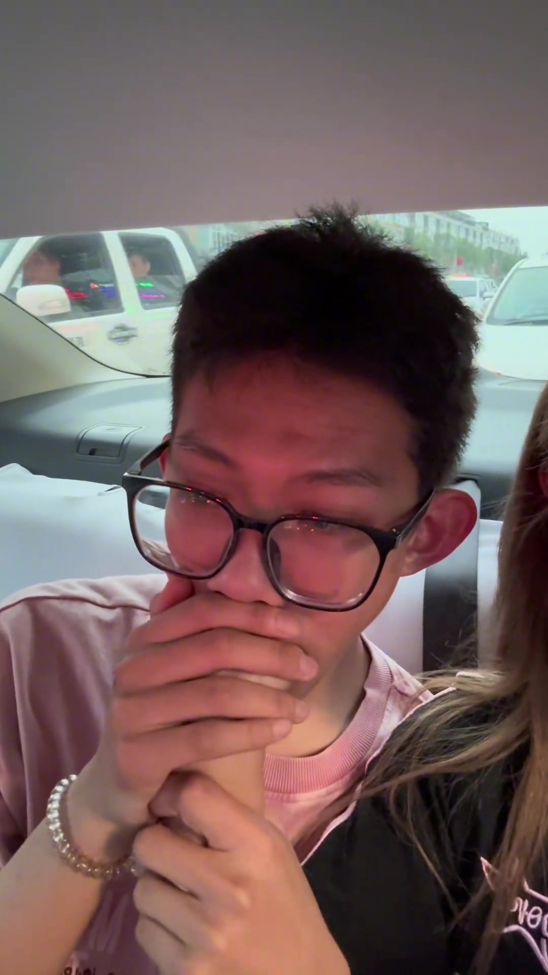 真有人能吞一整个手掌啊！！