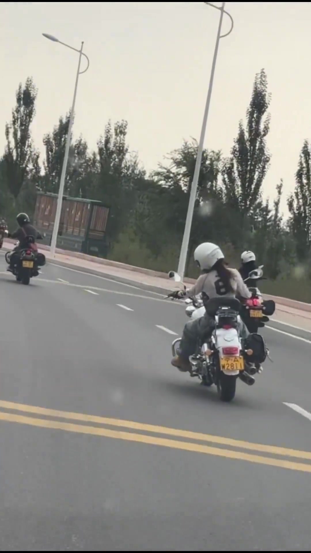 这车转向难道是用头来做提醒的