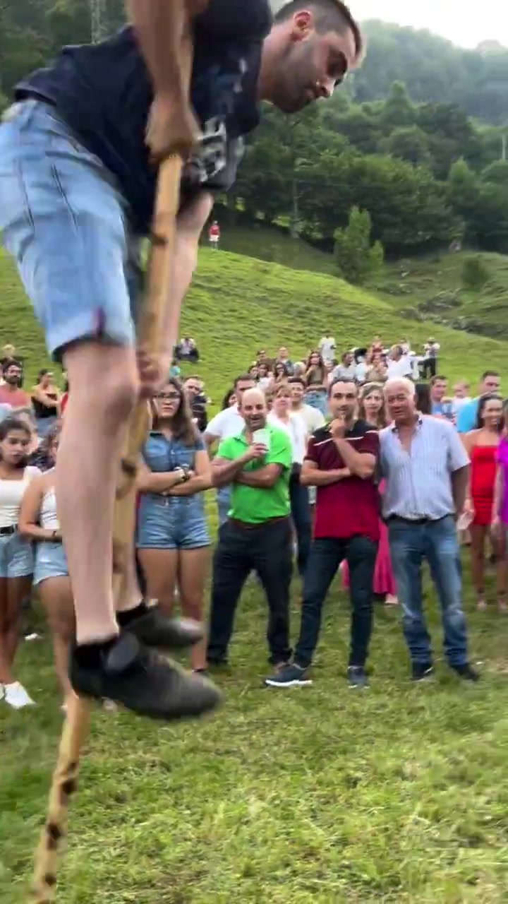 这核心力量！你见过脚不着地的走路方式吗