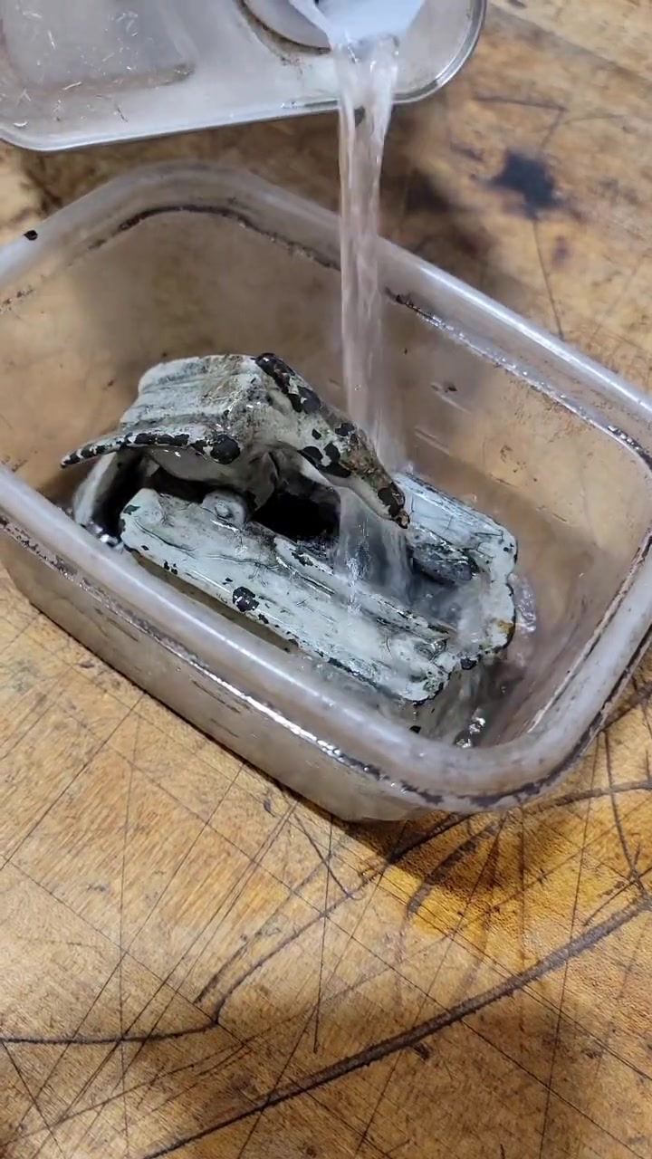 这东西比我外婆都大！以前的老物件质量就是好！