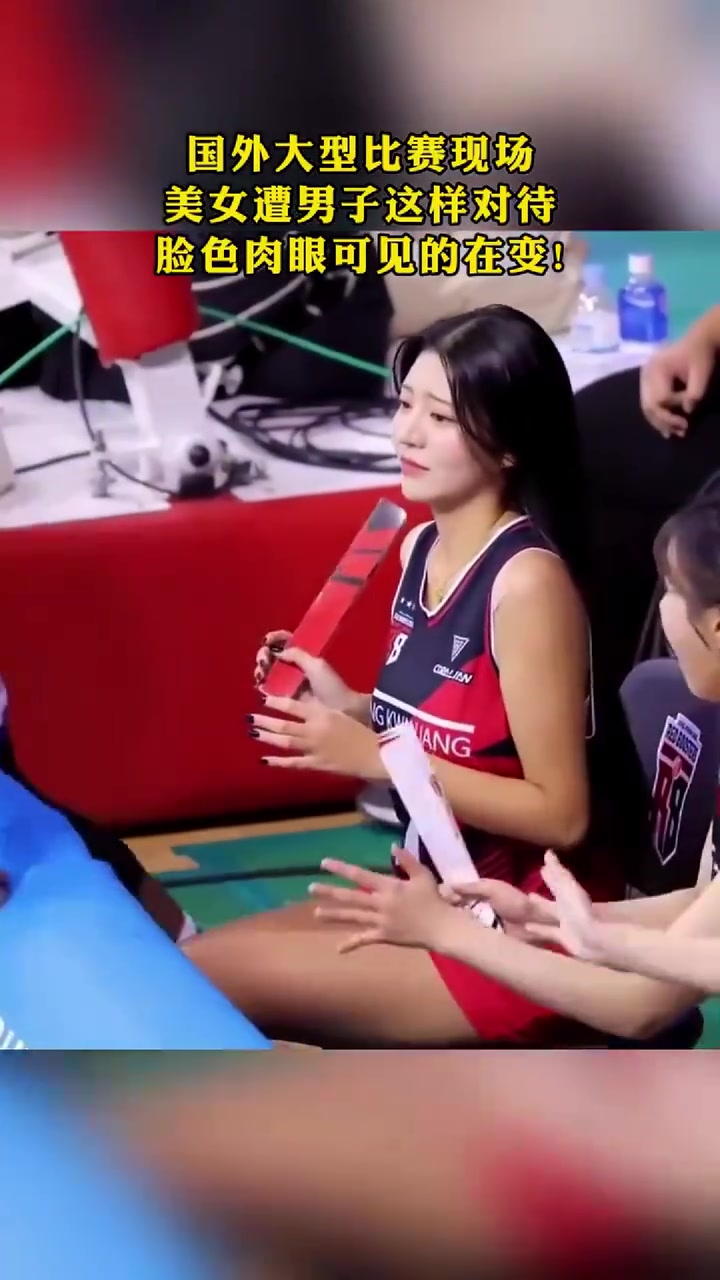 美女遭男子这样对待，脸色肉眼可见的在变！