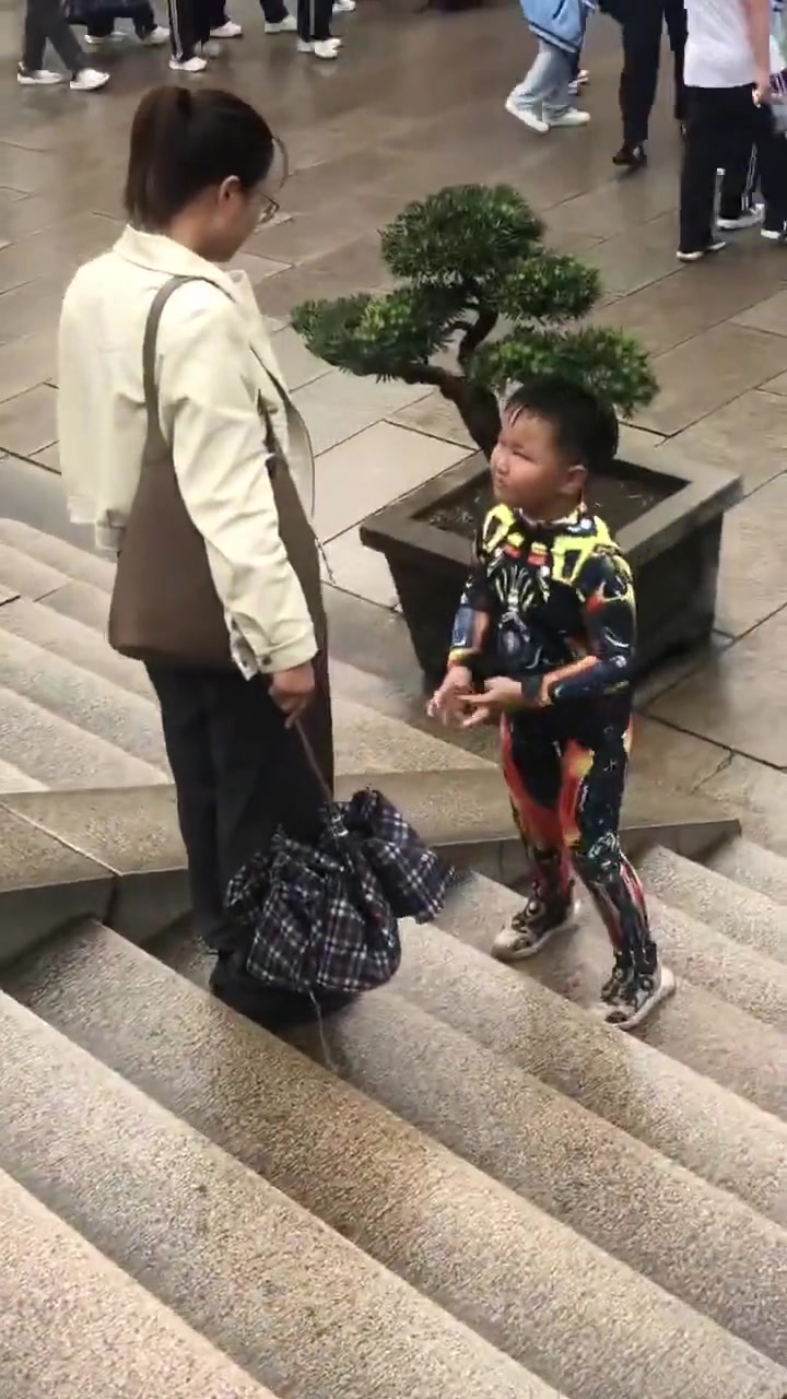 陌生人：阿姨这是你小孩吗妈妈：表的