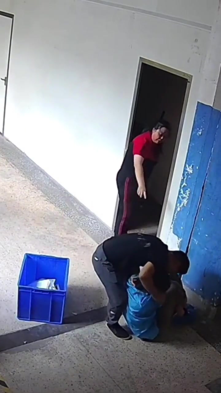 我受过专业训练，除非忍不住，不然不会笑