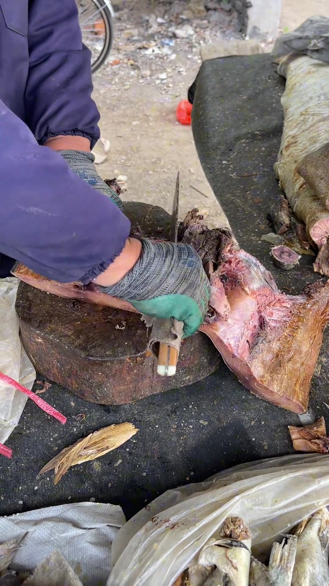 看上去比我年纪还大！大叔在路边售卖“金枪鱼”，每斤30元！