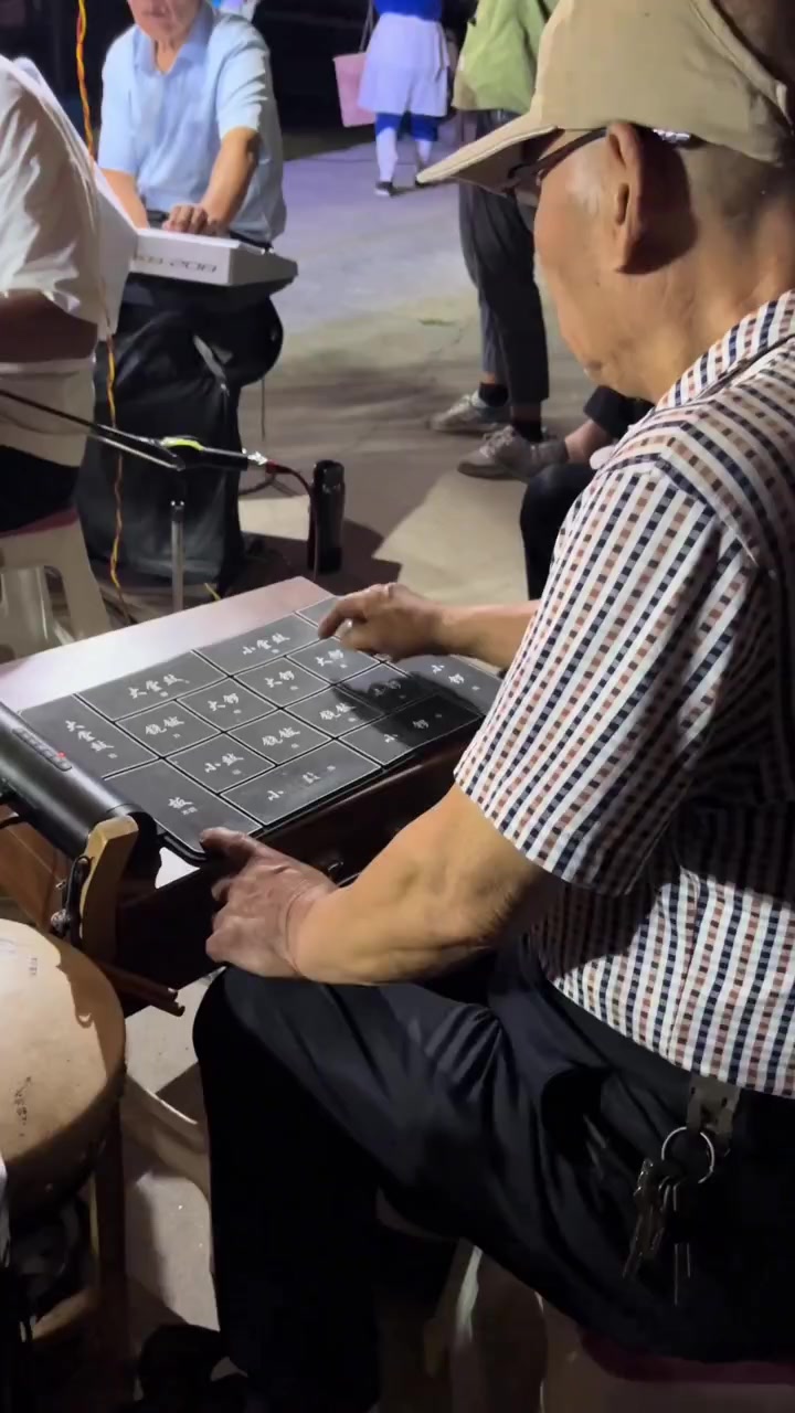 现在敲锣打鼓都电子版了