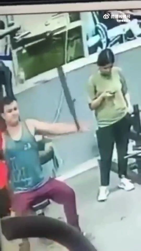 看来健身不能随便站别人旁边啊！很危险