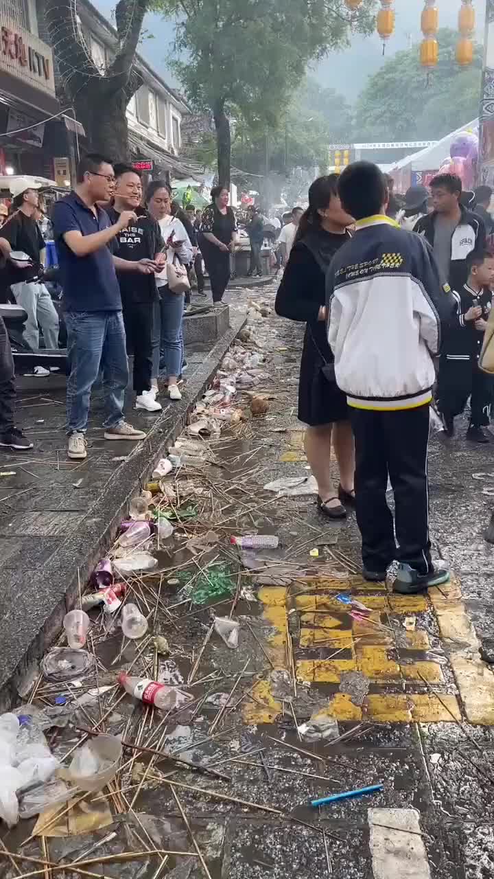 某地的好吃街，被路人吐槽像个垃圾场！
