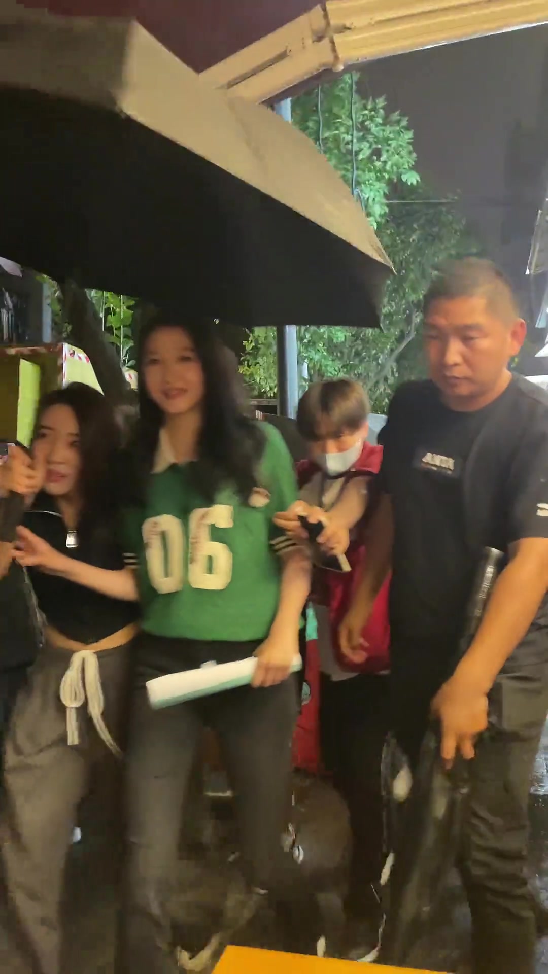 网友偶遇关晓彤，开道的也太霸道了吧！